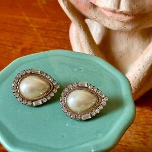 Vintage Costume 50s' glam pear-shaped pearl clip on earrings with rhinestones